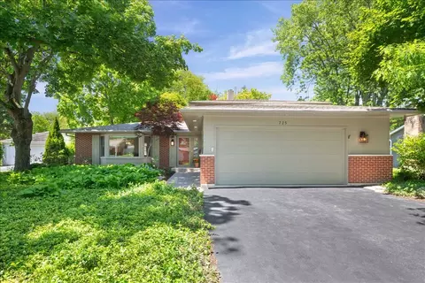 725 Kenwood Ave, Libertyville, IL 60048