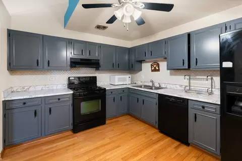 Kitchen - 532 E Devon Ave, Roselle, IL 60172 photo 2 of 3