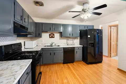 Kitchen - 532 E Devon Ave, Roselle, IL 60172 photo 1 of 3