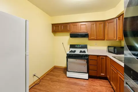 Kitchen - 532 E Devon Ave, Roselle, IL 60172 photo 3 of 3