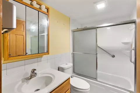 Bath - 532 E Devon Ave, Roselle, IL 60172 photo 2 of 2
