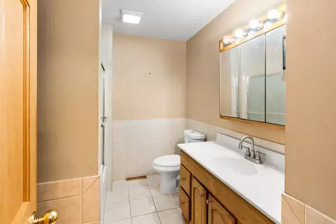 Bath - 532 E Devon Ave, Roselle, IL 60172 photo 1 of 2