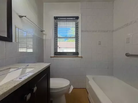 Bath - 1529 N Hillside Ave, Berkeley, IL 60163 photo 1 of 2