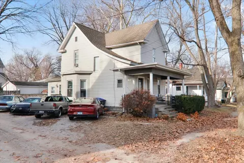 910 N Center St, Bloomington, IL 61701 photo 3