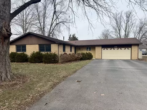 206 E Warren St, Le Roy, IL 61752