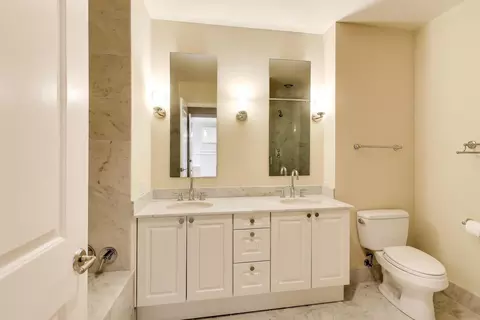 Bath - 10 E Delaware Pl #20A, Chicago, IL 60610 photo 1 of 3