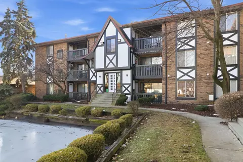 13616 Royal Ct #207, Crestwood, IL 60418