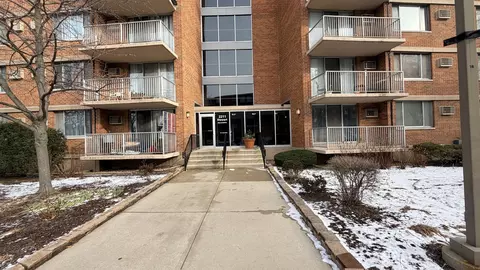2211 S Stewart Ave #3D, Lombard, IL 60148