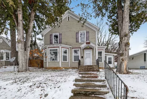 1250 W American St, Freeport, IL 61032