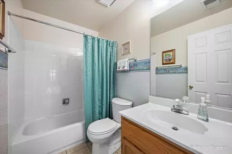 Bath - 445 Cromwell Cir #3, Bartlett, IL 60103 photo 2 of 2