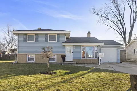 665 W Lake Manor Dr, Addison, IL 60101