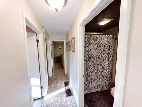 Entry Way - 17 Greenlawn Dr, Kankakee, IL 60901 photo 1 of 2