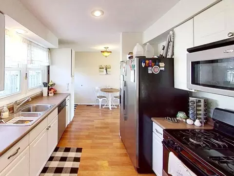 Kitchen - 17 Greenlawn Dr, Kankakee, IL 60901 photo 2 of 4