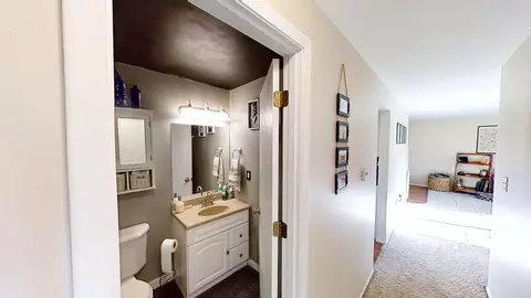 Entry Way - 17 Greenlawn Dr, Kankakee, IL 60901 photo 2 of 2