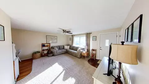 Living - 17 Greenlawn Dr, Kankakee, IL 60901 photo 1 of 3