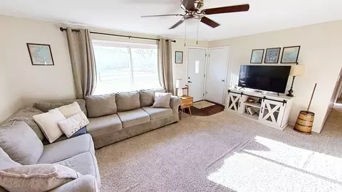 Living - 17 Greenlawn Dr, Kankakee, IL 60901 photo 2 of 3