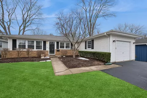 151 Walton St, Barrington, IL 60010