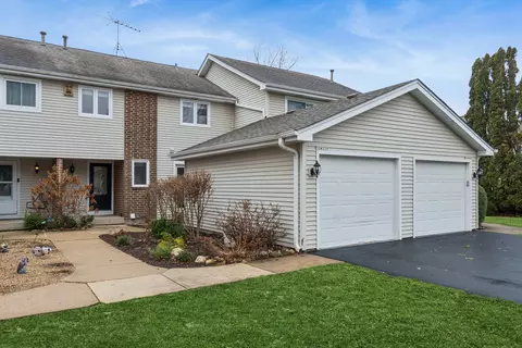 30 W539 Fairway Dr, Naperville, IL 60563