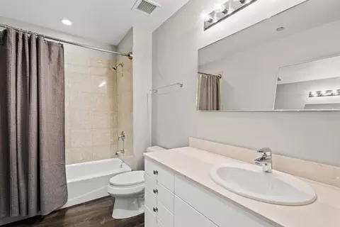 Bath - 8 E Randolph St #3004, Chicago, IL 60601 photo 2 of 2