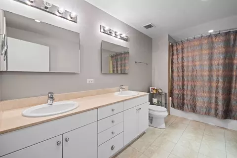 Bath - 8 E Randolph St #3004, Chicago, IL 60601 photo 1 of 2
