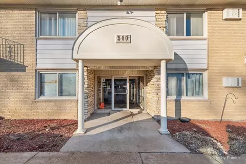 500 Chase Dr #12, Clarendon Hills, IL 60514