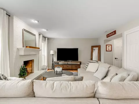 Living - Undisclosed, Naperville, IL 60563 photo 5 of 6