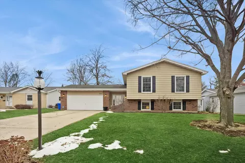 1351 Brentwood Ln, Wheaton, IL 60189