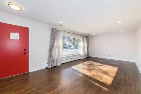 101 N Pine St, Mount Prospect, IL 60056 photo 2