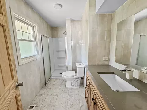 Bath - 15831 Trumbull Ave, Markham, IL 60428 photo 2 of 3