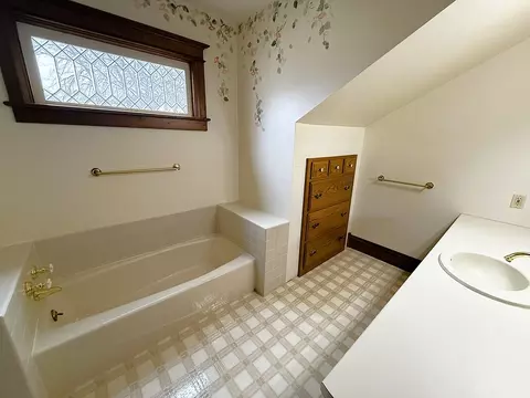 Bath - 1120 Eastern Ave, Dixon, IL 61021 photo 5 of 8