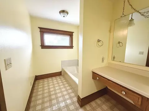 Bath - 1120 Eastern Ave, Dixon, IL 61021 photo 4 of 8