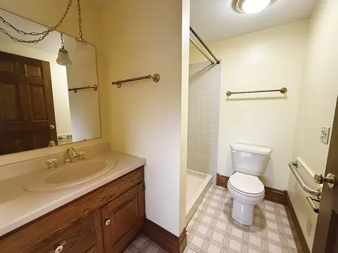 Bath - 1120 Eastern Ave, Dixon, IL 61021 photo 3 of 8