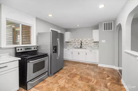 Kitchen - 30 Hampton Rd, Montgomery, IL 60538 photo 2 of 2