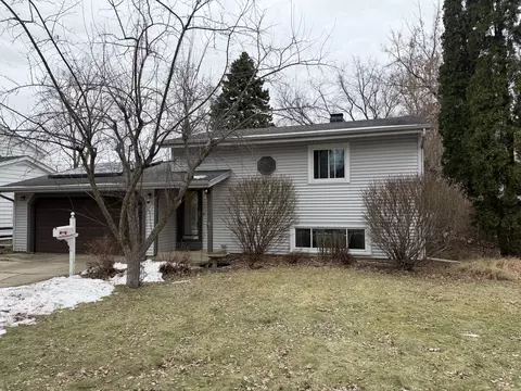 316 Maplewood Ln, Crystal Lake, IL 60014