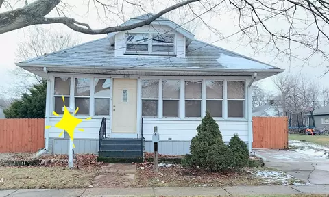 Exterior - 628 Monroe St, Aurora, IL 60505 photo 2 of 5