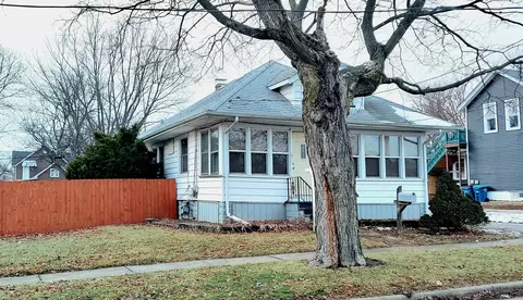 Exterior - 628 Monroe St, Aurora, IL 60505 photo 1 of 5