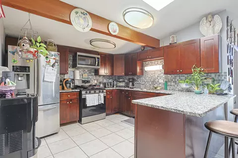 Kitchen - 372 Nancy Ln, Wheeling, IL 60090 photo 3 of 3