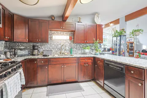 Kitchen - 372 Nancy Ln, Wheeling, IL 60090 photo 2 of 3