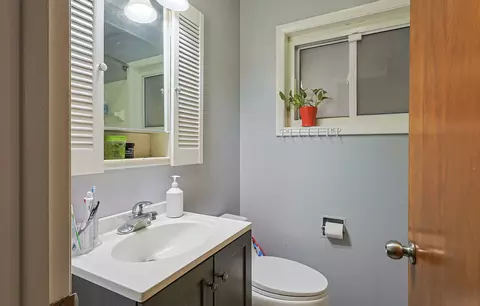 Bath - 372 Nancy Ln, Wheeling, IL 60090 photo 1 of 4