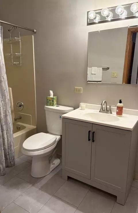 Bath - 5509 Bohlander Ave, Berkeley, IL 60163 photo 2 of 2