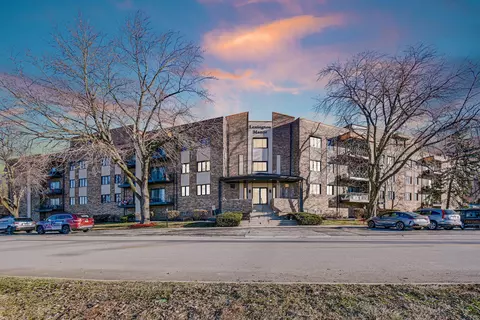 7100 W 95th St #111, Oak Lawn, IL 60453