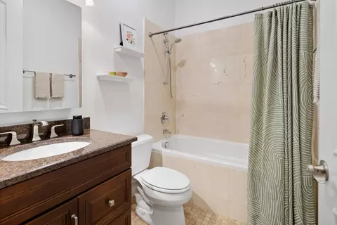 Bath - 1423 N Artesian Ave #1, Chicago, IL 60622 photo 1 of 3