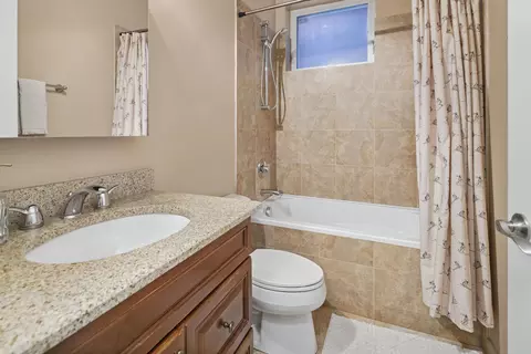 Bath - 1423 N Artesian Ave #1, Chicago, IL 60622 photo 3 of 3