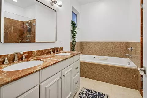 Bath - 1423 N Artesian Ave #1, Chicago, IL 60622 photo 2 of 3