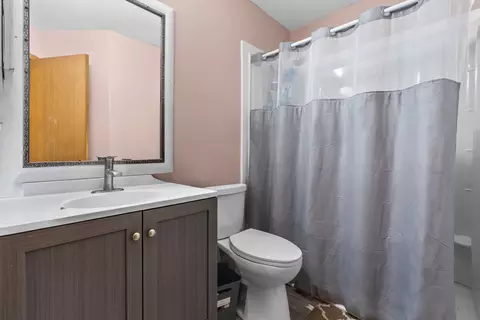 Bath - 1229 Yellowpine Dr, Aurora, IL 60506 photo 2 of 2