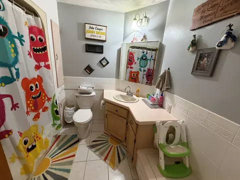 Bath - 2276 Cross St, Freeport, IL 61032 photo 1 of 3