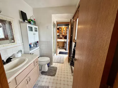 Bath - 2276 Cross St, Freeport, IL 61032 photo 3 of 3