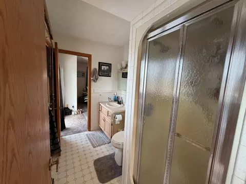 Bath - 2276 Cross St, Freeport, IL 61032 photo 2 of 3