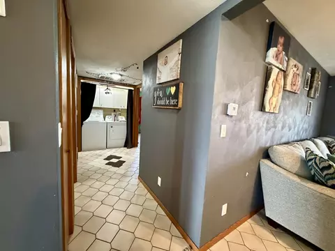 Entry Way - 2276 Cross St, Freeport, IL 61032 photo 2 of 3