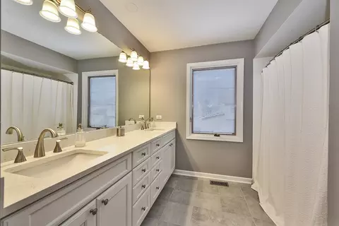 Bath - 3830 Anjou Ln, Hoffman Estates, IL 60192 photo 3 of 3